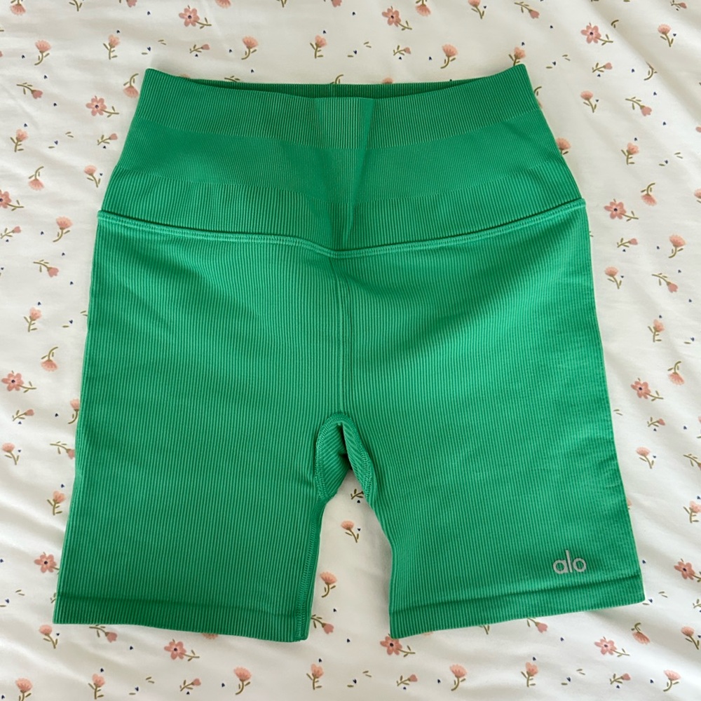 ALO Yoga Women's 5" Seamless Ribbed Favorite Short